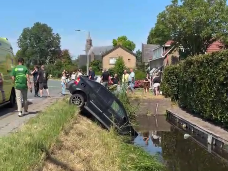 Auto te water op Bredeweg in Moerkapelle (video)