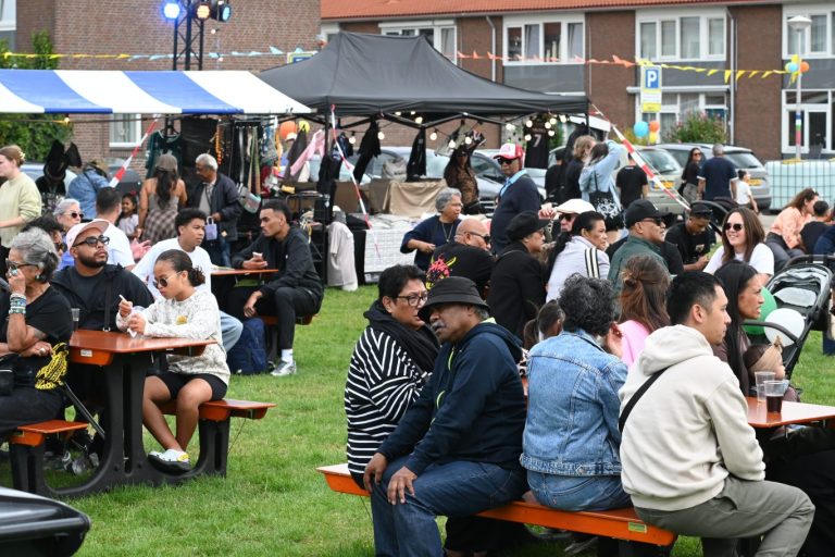 Van generatie op generatie: Molukse wijk Moordrecht sluit herdenkingsweek feestelijk af