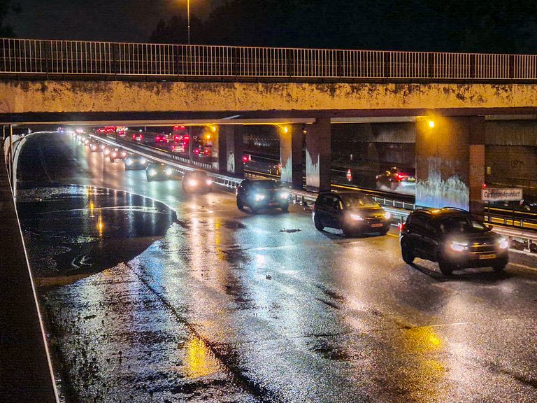Aanrijdingen A20 bij Cortlandt Aquaduct na heftige regenval