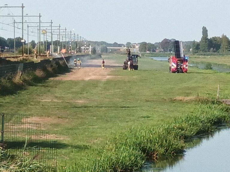 Brand in berm langs spoorlijn Nieuwerkerk Gouda