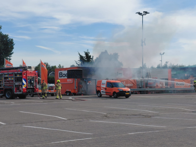 Middelbrand bij Boels op terrein Hornbach in Nieuwerkerk