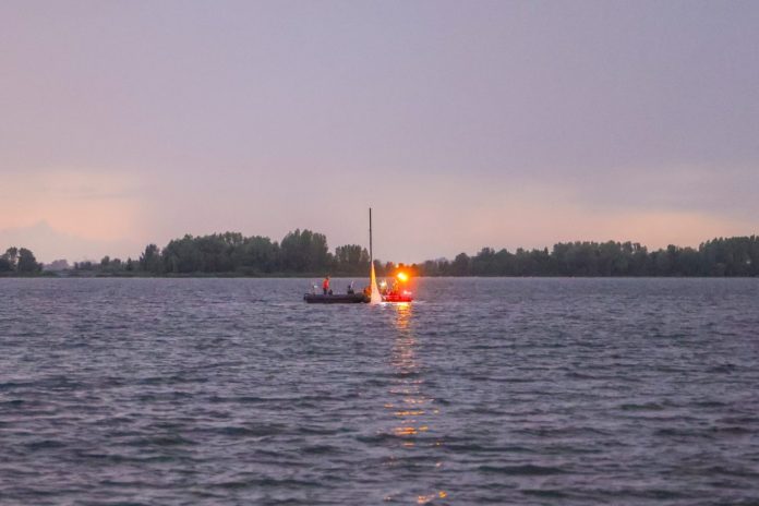 Brandweer bij omgeslagen zeilboot