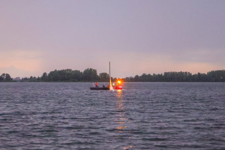 Brandweer bij omgeslagen zeilboot