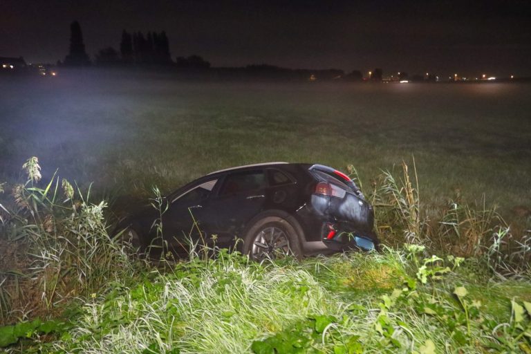 Taxi rijdt sloot in op Zuidelijke Dwarsweg Cortelande