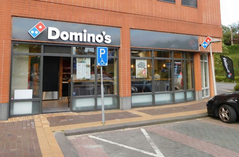 Feestelijke opening Nieuwerkerkse vestiging Domino’s pizza met gratis pizza’s