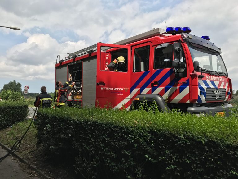 Brandweer rukt uit voor smeulende kranten in Nieuwerkerk
