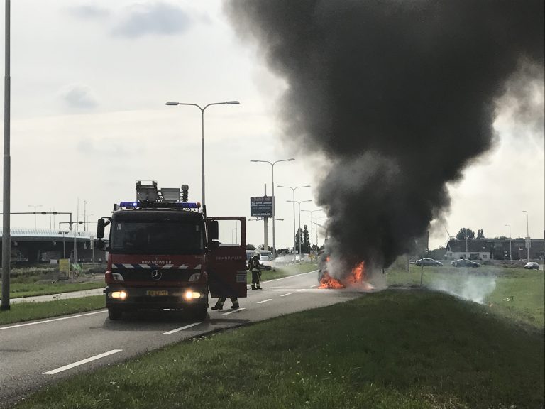 Luxe personenauto volledig uitgebrand op N452 bij Waddinxveen