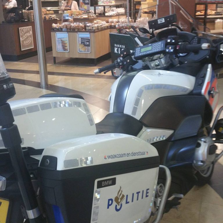 Met politiemotor Winkelcentrum de Reigerhof in voor winkeldief